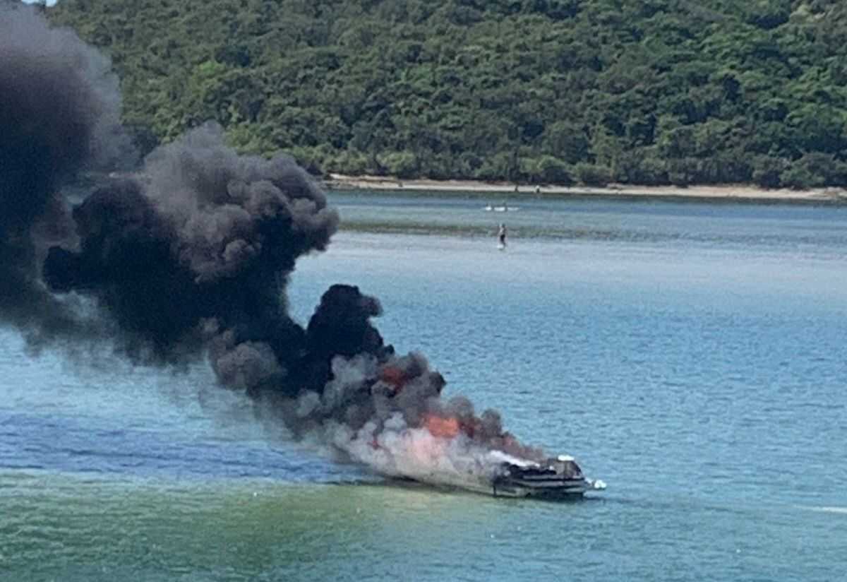 Lancha Pega Fogo Em Cabo Frio Folha Dos Lagos