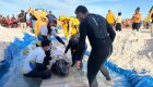 Golfinho de cerca de 400 kg é resgatado após encalhar na Praia do Forte, em Cabo Frio