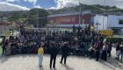 Servidores fazem vigília contra demissões na Educação de Arraial do Cabo