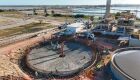 Prolagos avança em obra na ETE Praia do Siqueira em meio a críticas por poluição na orla
