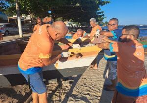 Instituto Onda Azul realiza cerimônia de entrega do primeiro barco de pesca artesanal em São Pedro