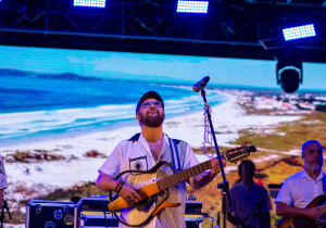 A "Alma de Beira da Praia" de Azul Puro Azul deságua no Centro Cultural Manoel Camargo, em Arraial