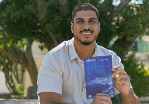 Rodrigo Cabral lança o livro de poemas "refinaria" nesta sexta (25), em Cabo Frio