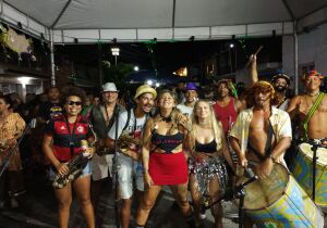 Blocos alternativos levam diversidade e crítica social ao carnaval de Cabo Frio