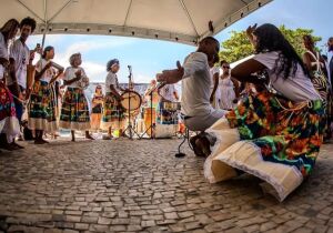 Coletivo GRIOT recebe inscrições para oficinas de percussão feminina e dança afro em Cabo Frio