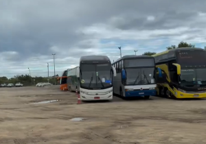 Aumento da taxa para ônibus de excursão causa baque nas hospedagens por temporada em Cabo Frio