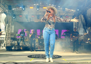 Cantora de Cabo Frio conquista público de Araruama e Paraty com show sertanejo