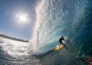 Éric Rebière fica perto de se tornar o primeiro surfista a completar uma trilogia de ficção original