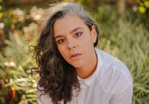 'Maresia corrói os dentes': Érica Magni lança na região livro que traz a poética de Monte Alto