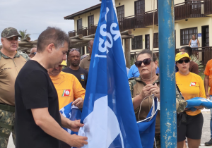Prefeito de Cabo Frio garante ordenamento das praias durante hasteamento da Bandeira Azul no Peró