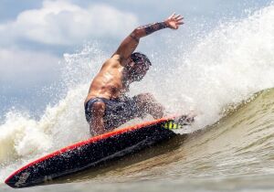 Após grave lesão, surfista de ondas gigantes se prepara em Cabo Frio para retorno aos campeonatos