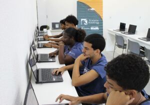 Projeto Albatroz inaugura sala de informática e firma parceria com Prefeitura de Cabo Frio 