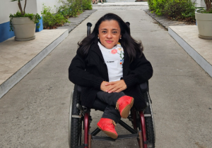 Novo livro de Thais Pessanha transforma vivências com deficiência em histórias de humor, afeto e ref