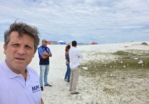 MPF flagra lixo e barracas irregulares na orla da Praia do Forte, em Cabo Frio