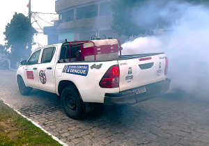 Arraial do Cabo intensifica combate à dengue com circulação do carro fumacê nos bairros