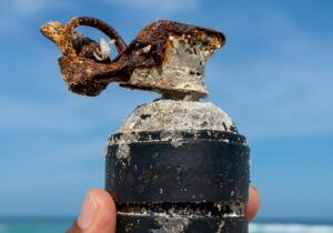Voluntários encontram granada durante limpeza em praia de Arraial