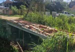 Prefeitura de Araruama paralisa obra ilegal e anuncia licitação para quatro novas pontes de concreto