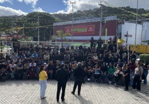 Servidores fazem vigília contra demissões na Educação de Arraial do Cabo
