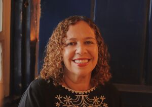 Luciane Quintanilha lança novo livro em Cabo Frio e recebe leitores em sessão de autógrafos