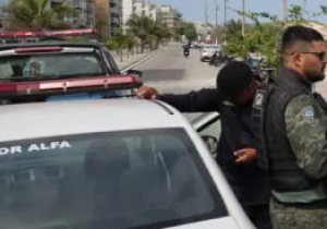 Operações no feriado levam sete à delegacia e tiram seis carrinhos da areia em Cabo Frio