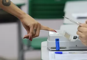 Ministros do TSE se reúnem a portas fechadas após decisão de Zanin