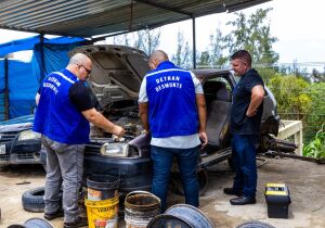Fiscalização interdita três ferros-velhos sem licença em Araruama