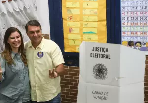 Ao votar no Rio de Janeiro, Flávio Bolsonaro diz que representa a mudança