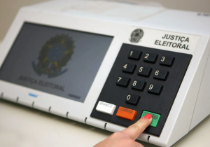 Polícia Federal investiga distribuição e uso de broches com câmera na eleição em Cabo Frio