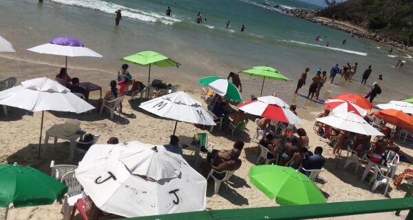 Quiosques das Conchas e Peró são multados por continuar com mesas e cadeiras na areia