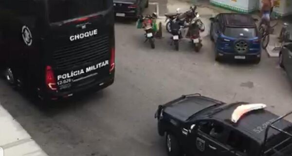 Batalhão de choque da Polícia Militar faz megaoperação em Arraial do Cabo