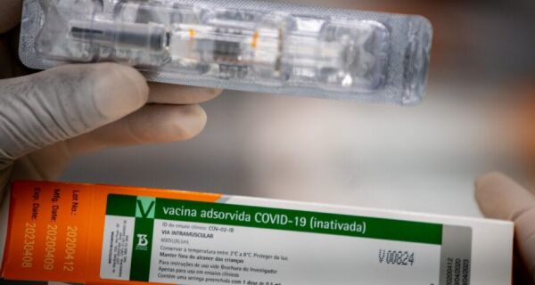Testes apontam que vacina chinesa em parceria com Butantan é a mais segura em fase final no Brasil