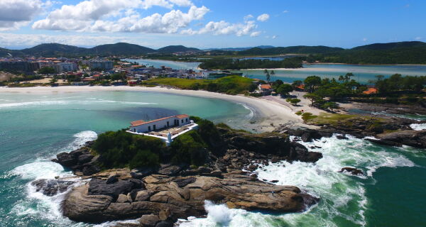 Donos de hotéis ameaçam ir à Justiça se Prefeitura mantiver ocupação reduzida em Cabo Frio