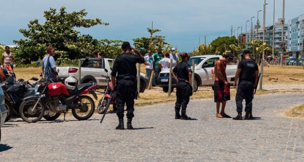 Agentes da Prefeitura e policiais militares coíbem ação de flanelinhas em Cabo Frio