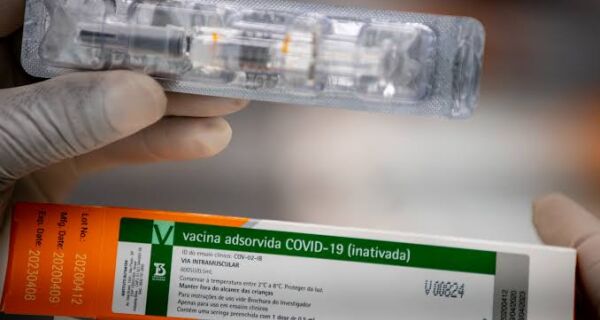 Butantan espera receber insumos para 8,6 milhões de doses da CoronaVac nesta quarta (3)
