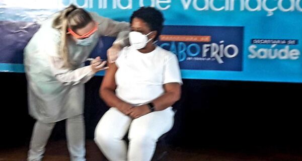 Cabo Frio inicia vacinação e secretário adverte sobre manter cuidados sanitários: "primeiro passo"