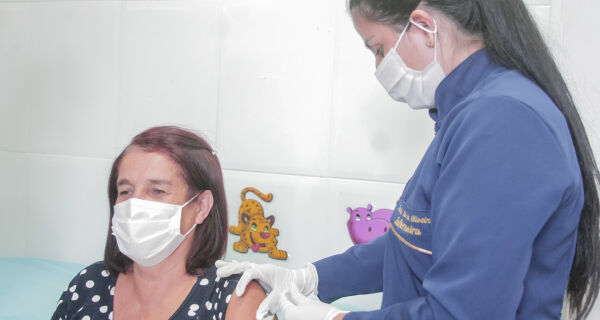 Primeiras doses da vacina contra a Covid-19 são aplicadas em São Pedro da Aldeia