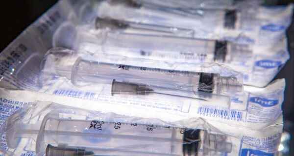 Governo do Estado começa a distribuir seringas para vacinação contra Covid