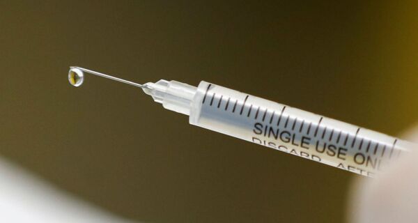 Conselho Federal de Medicina afirma que vacina possibilita redução do número de casos de Covid