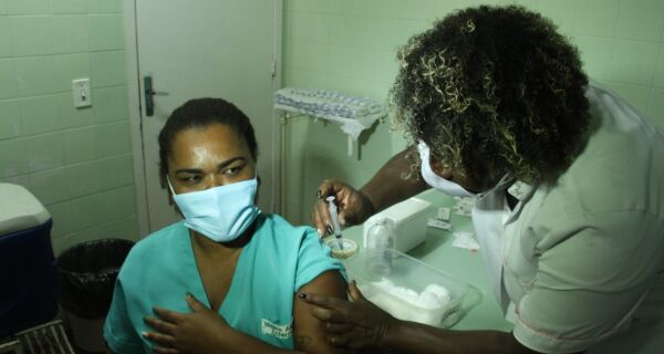 Técnica de Enfermagem é primeira a ser vacinada contra o coronavírus em Arraial do Cabo