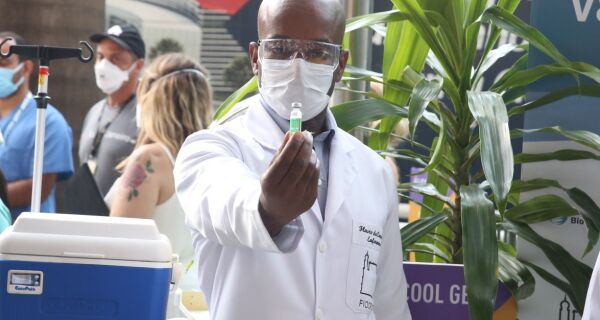 Estado do Rio recebe 185 mil doses da vacina de Oxford em parceria com AstraZeneca