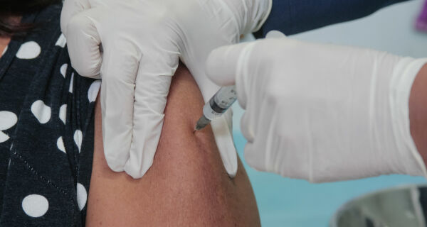 Vacinação contra a Covid-19 é estendida para todos os profissionais da saúde de São Pedro da Aldeia