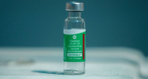 Voo com 2 milhões de doses de vacinas da Índia está previsto para chegar nesta terça 