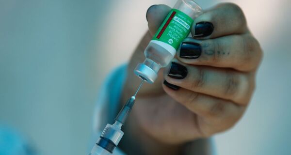 Fiocruz recebe mais 2 milhões de doses de vacina contra covid-19 na próxima semana