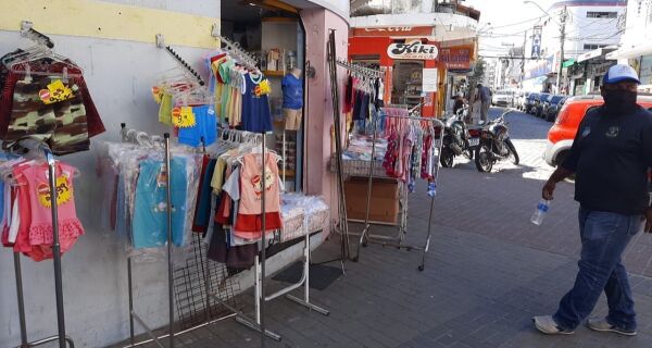 Operação 'Calçadas Limpas' fiscaliza mais de 150 comércios em Cabo Frio