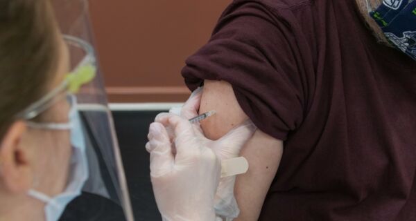Covid: Arraial retoma vacinação para adolescentes sem comorbidades e mantém reforço para idosos