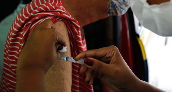 Internações e mortes de idosos caem no Rio com vacinação