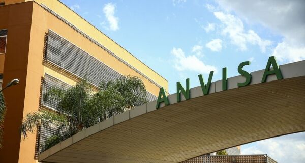 Anvisa autoriza uso emergencial de coquetel contra a Covid-19