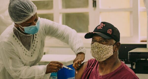 Cabo Frio antecipa vacinação para idosos de 66 anos