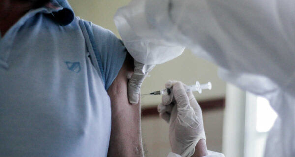 Vacinação para maiores de 18 anos com comorbidades e deficiência começa na segunda (24) em São Pedro