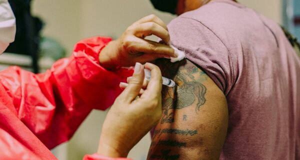 Pessoas com comorbidades de 39 a 45 anos serão vacinadas na próxima semana em Cabo Frio